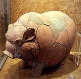 多烏蘭出土的滿者伯夷時期小豬扑满，收藏於雅加達的印度尼西亚国家博物馆