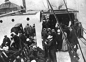 喀尔巴阡号甲板上的鐵達尼號生還者
