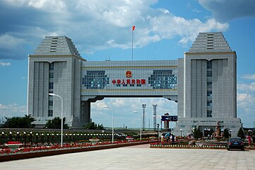 滿洲里中俄邊境國門，其後可見俄羅斯國門