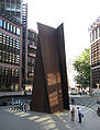 雕塑家里查·塞拉使用耐候钢為素材的作品—Fulcrum 1987，位於倫敦利物浦街車站，約高16.7公尺。