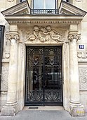 在一扇金属玻璃门两旁的爱奥尼柱式，位于巴黎