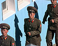 南北韓非軍事區的守軍隊伍正於位在板門店的共同警戒處巡邏。