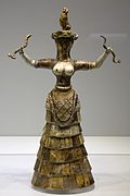 “女蛇神像（英语：Minoan snake goddess figurines）”；公元前1460-1410年（米诺斯新宫殿时期）； 彩陶； 高：29.5公分； 出土自克诺索斯的神殿仓库；伊拉克利翁考古学博物馆