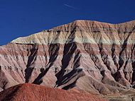 灰色和紅色的條紋是彩繪沙漠典型的地質特徵。
