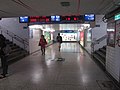舊車站連通月台的地下道內，以LED燈顯示近期到站列車時刻表及到站月台