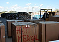 倉儲區，其中存儲著準備運送至海地的急救藥品