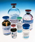 六种化疗药物，从中间顺时针数分别是博来霉素、长春新碱、达卡巴嗪、环磷酰胺、阿霉素、依托泊苷