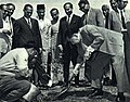 1965-8 1965 周恩来访问巴基斯坦种象征友好的树