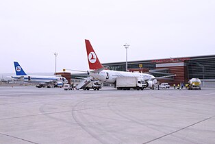 图为第比利斯国际机场的新航站楼，左为阿塞拜疆航空公司的空客A319，右为土耳其航空公司的波音737-8F2（TC-JFL）