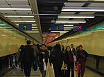 港鐵尖東站，跨幅較大的站會設有電動平面步道