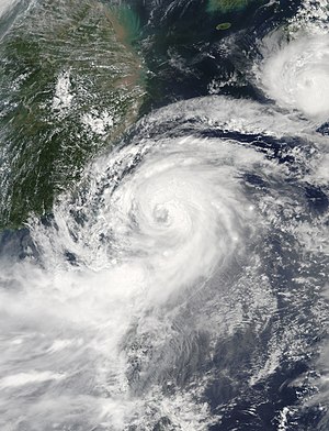 颱風蘇拉在8月1日登陸台灣，颱風達維在其北方