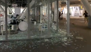 10月15日，知專7樓多處玻璃遭人打破