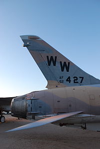 美國F-105雷長式攻擊機的尾翼