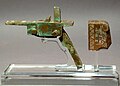 戰國晚期或漢代早期的青铜弩机和肩托套。