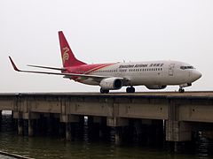深圳航空的波音737-800型客機在澳門國際機場滑行