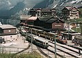 早期的小夏戴克車站照片，左線列車為少女峰鐵路列車，右線為溫根阿爾卑斯鐵路列車