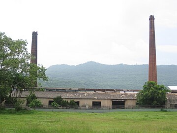 廠房側面，可看到兩根煙囪。
