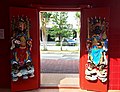 马来西亚寿山亭的门神雕塑