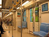 NJ01-01型列车车厢内部，采用黄色卤素灯照明。