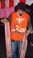 2006年大會特製的志工肩背帶，盼駕駛人能理性對待城市馬拉松賽及參加選手