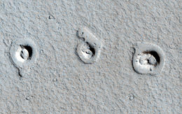 2013年1月4日，火星勘测轨道飞行器拍摄的火星“无根火山锥”—由熔岩流与水相互作用所形成，坐标：(21°57′54″N 197°48′25″E﻿ / ﻿21.965°N 197.807°E﻿ / 21.965; 197.807。