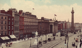 飘扬着大英国旗的都柏林街头和郵政總局的历史图片（此时爱尔兰尚未独立）。其中的大部分建筑物被毁于1916年的复活节起义。
