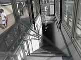 緊急避難用的階梯，位於四條通東側（平日早上為出口專用階梯）