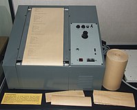 電報在東德是重要的通信手段，長途電話十分少見。每份發往萊比錫區的電報都會通過電傳被史塔西記錄。為了應對海量的電報數量，研究出了圖中所示的電報內容評估裝置。