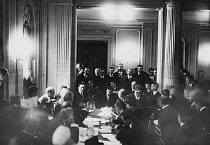 1912年5月25日，初級電報員哈羅德·布萊德（照片中央）出席作證