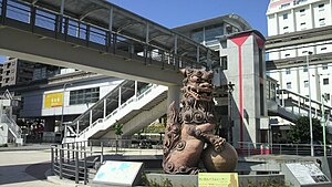 放置了琉球獅雕塑的牧志站外貌（2012年5月）
