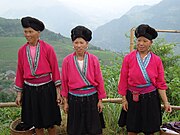 穿交領左衽傳統服裝的現代瑤族女性