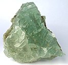 绿色且锋利的石盐晶体带有孔雀石内含物