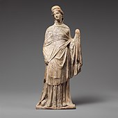 披肩女子的小型雕像；西元前2世紀；陶土；高：29.2公分；大都會藝術博物館