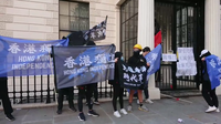 10多名身穿黑衣的在英港人示威者，於大使館門外展示「光復香港，時代革命」和「香港獨立」旗幟