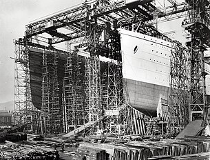 1910年，建造中的奧林匹克號（右）與鐵達尼號（左）