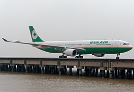 長榮航空的空中巴士A330-300型客機在澳門國際機場滑行
