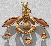 瑪利亞吊墜（英語：Malia Pendant）；西元前1800-1700年；黃金；高4.6公分，寬4.9公分；伊拉克利翁考古學博物館