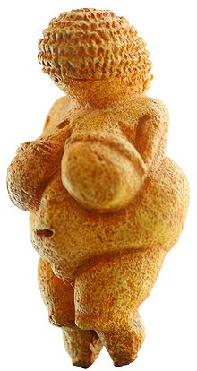 一个肥胖女性的石像雕刻