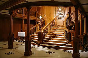 鐵達尼號A層甲板主樓梯的展覽複製品