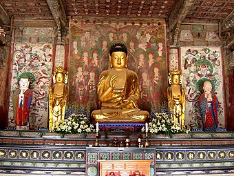 大雄殿中央供奉釋迦牟尼佛，後方為靈山會上圖與四天王壁畫（韓國寶物第1797號）