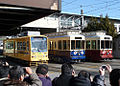 一群鐵道迷正在拍攝日本東京都電荒川線的路面電車