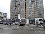 重组前新城巴士的紫色涂装 （104路于天元西路场站，从右至左分别为宇通ZK6100HGM和恒通CKZ6108EB1）
