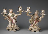 一对烛台；18世纪；软质瓷；高（左）：26. 8公分（右）：26.4公分； 切尔西瓷厂（Chelsea Porcelain Factory）；大都会艺术博物馆