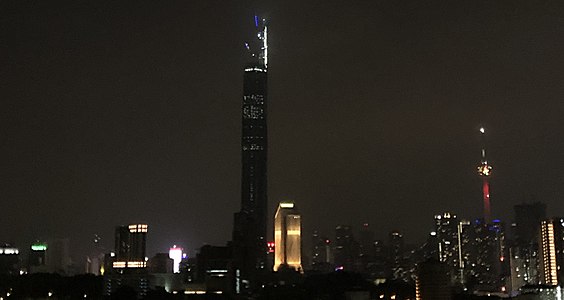 2022年8月，大楼塔尖在夜晚测试亮灯，以备国庆亮灯庆祝。