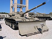 以色列掳获改装的T-55-Dozer
