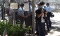 網媒記者在荔枝角收押所對開被警員截停調查