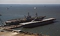 美利堅號及已改裝為兩棲突擊艦的艾塞克斯級拳師號，攝於1969年10月1日的諾福克海軍基地