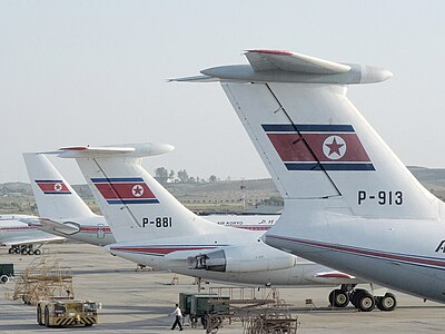 貼有朝鮮國旗的Il-76、伊留申-62與Tu-204運輸機垂直尾翼，其水平尾翼在垂直尾翼的顶部
