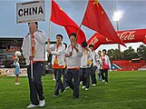 中国代表挥舞着国旗参加世界体育节
