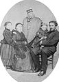1875年的朱塞佩·加里波第。照片中人从左到右依次还有：女儿克莱莉娅（Clelia）、妻子弗兰切丝卡·阿尔莫西诺、孙子曼廖（Manlio）、儿子梅诺蒂。